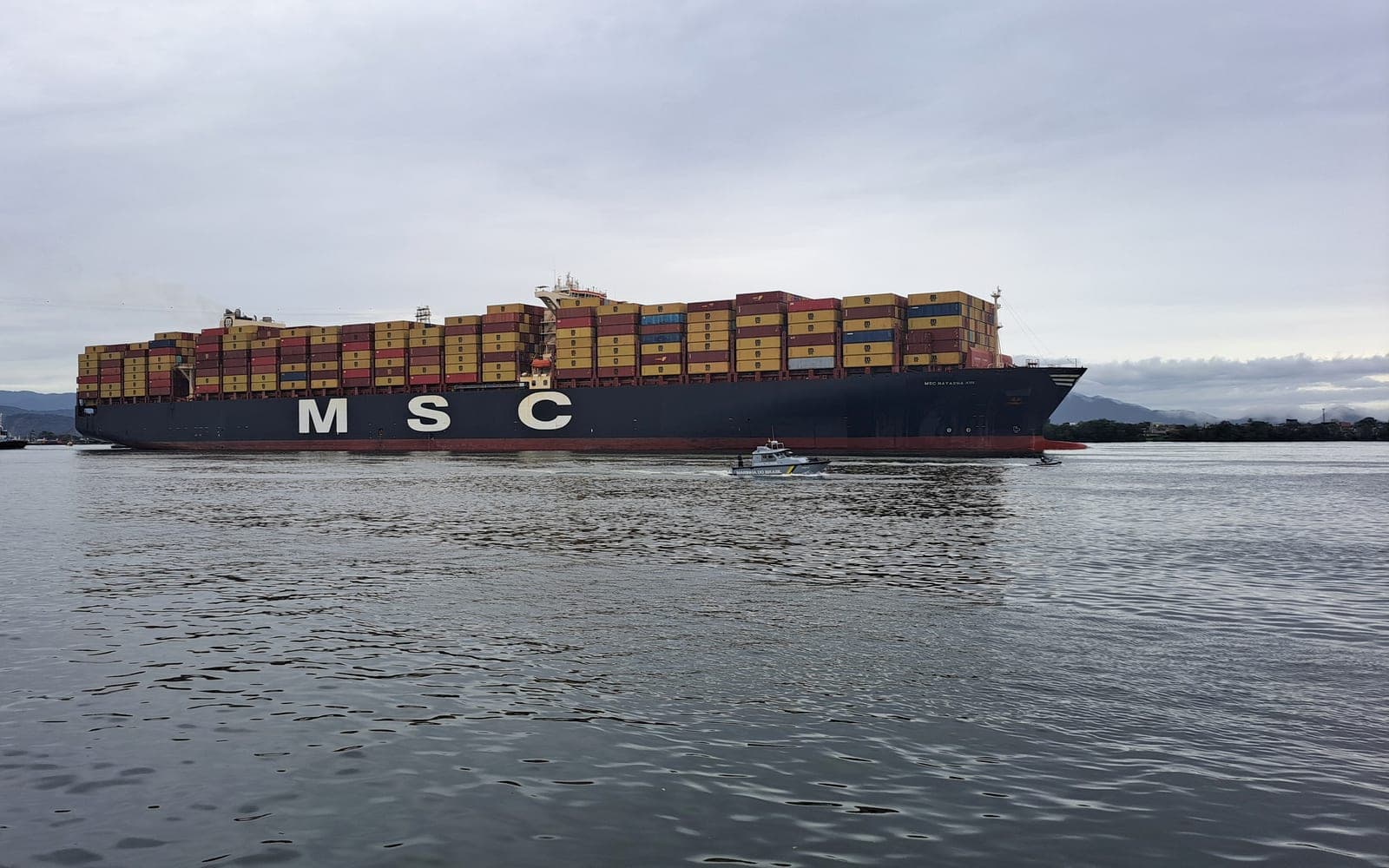 Maior navio de contêineres atracando no Porto de Santos